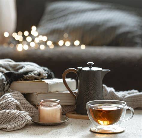 Gemütliche Szene: Lebkuchen, Tee und Kerzen