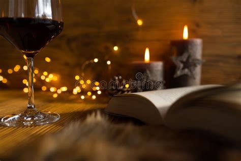Gemütlicher Abend mit Wein und Schokolade