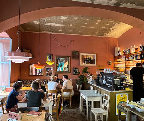 Gemütlicher Gastgarten im Café der Provinz bei Sonnenschein