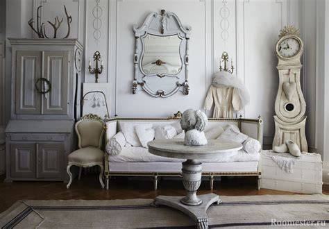 Gemütlicher Innenraum mit Shabby Chic Einrichtung und Kinderstuhl