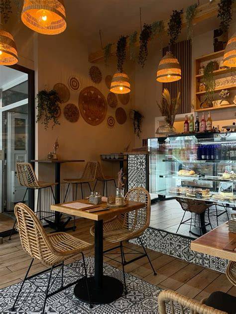 Gemütliches Café mit Sitzplätzen und Konditorei-Auslage