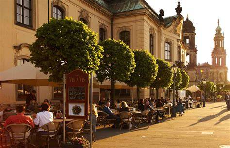 Gemütliches Café-Ambiente und Außenplätze am Marktplatz