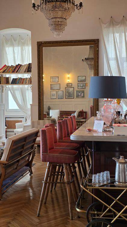 Gemütliches Café-Interieur mit Kronleuchter
