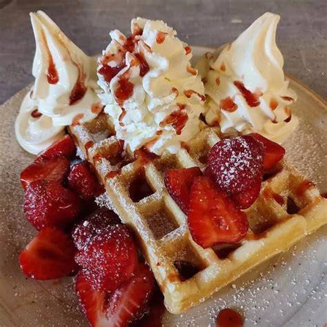 Gemütliches Café-Oma Annies in Berlin mit Waffeln und Softeis