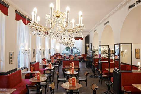 Gemütliches Cafe Interieur im Stil Wiener Kaffeehaus
