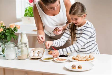 Gemeinsames Backen: Kinder helfen beim Kekseausstechen