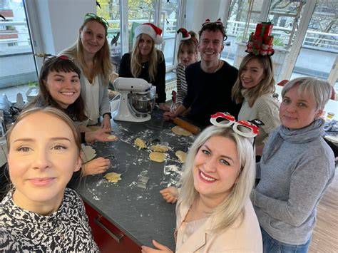 Gemeinsames Backen als Teamevent im Büro