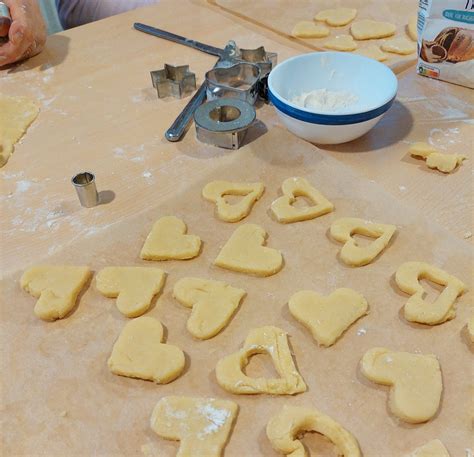 Gemeinsames Backen und Verzieren von Kokos Sternen