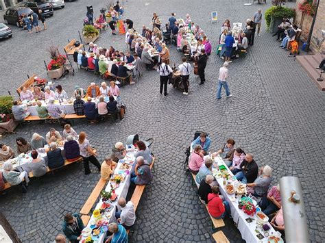 Gemeinsames Genießen des Kirsch-Streuselkuchens