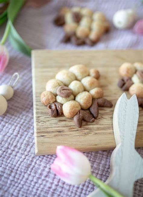 Gemeinsames Osterbacken mit Marzipankuchen