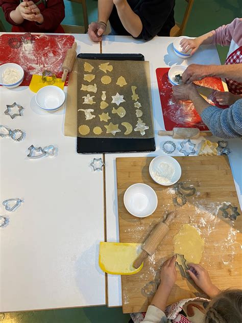 Gemeinsames Plätzchenbacken mit Kindern und Familie