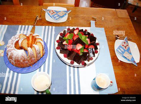 Gemischte Kuchen und Torten auf gedecktem Tisch
