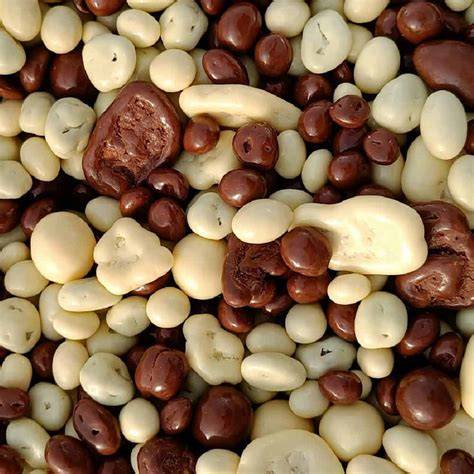 Gemischte Snack-Auswahl: Chips, Schokolade, Nüsse