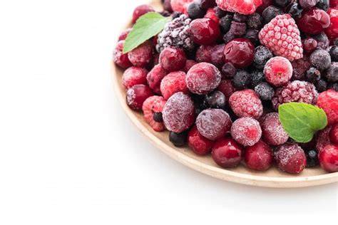 Gemischte gefrorene Beeren im Topf