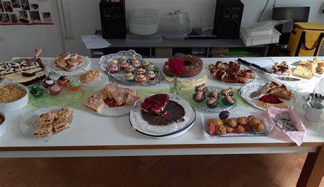Gemischtes Kuchenbuffet im Büro