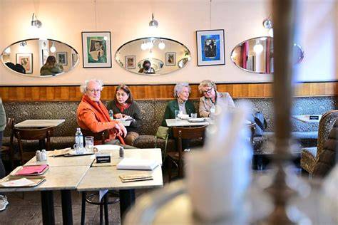 Gemischtes Publikum im Kaffeehaus, Alt und Jung beim Frühstück
