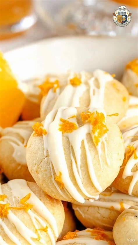 Gemusterte Plätzchen frisch mit Orangenglasur bestrichen
