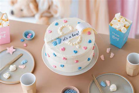 Gender Reveal Torte bei Babyparty mit blauem Cake Topper