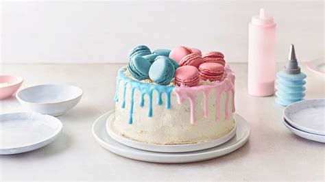 Gender Reveal Torte mit bunten Streuseln im Inneren