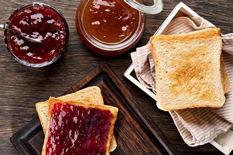 Genuss: Marmelade aufs Brot serviert