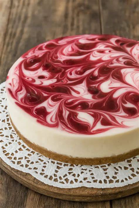 Genuss pur: Fruchtige Marmorierung und opulente Schichten der Rote Grütze Mascarpone Torte
