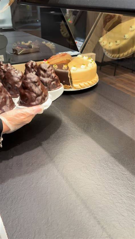 Genuss vor Ort: Törtchen und Trinkschokolade auf einem Cafétisch