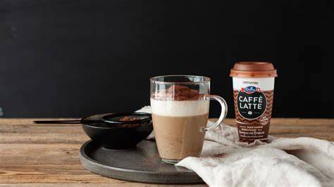 Genussmoment: Apfel-Mug-Cake lauwarm mit Zimt und Cappuccino