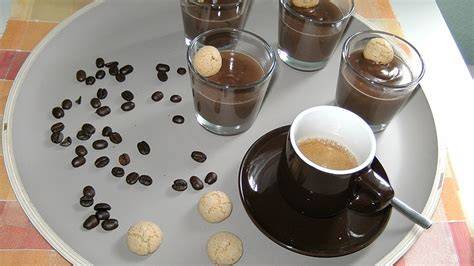 Genussmoment mit Lindt Schokocreme Noir auf frischem Brot und einer Tasse Espresso