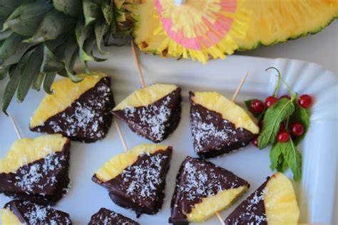 Genussmomente: Ananas mit Schokolade als Nachtisch