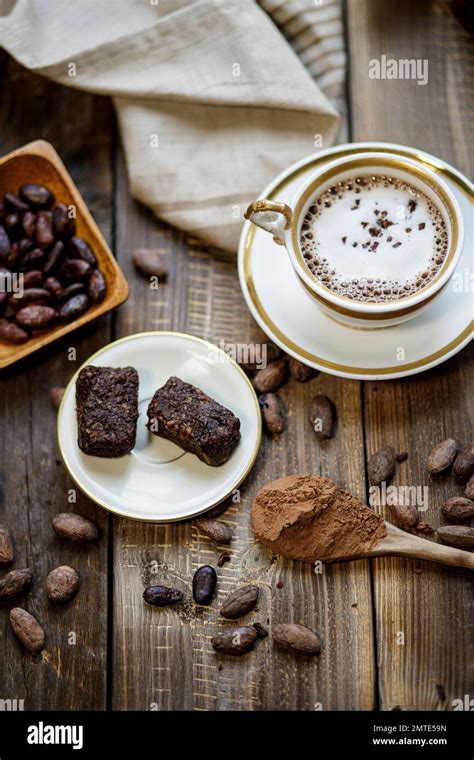 Genussmomente: Tasse Trinkschokolade, Sauerteigbrot, Kakaobohnen