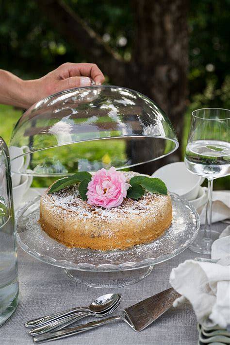 Genussszene: Apfel-Sahne-Torte am Kaffeetisch im Garten