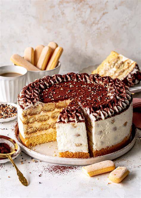 Genussvolles Servieren eines Stücks Tiramisu Torte ohne Alkohol mit Mascarpone und Sahne