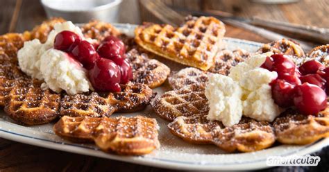 Gepuffte Dinkelkörner und Dinkelwaffeln auf Holzbrett