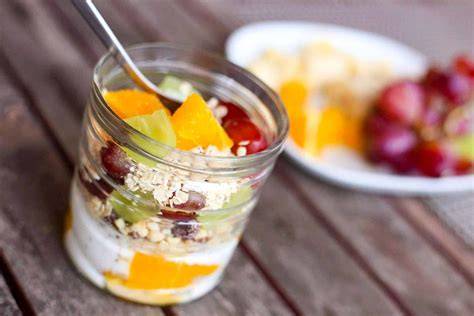 Gepuffter Amaranth mit Joghurt und frischem Obst im Glas