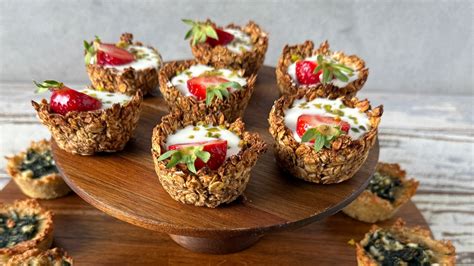 Gepuffter Quinoa, Haferflocken, gefriergetrocknete Erdbeeren und Mandelmus in der Schale