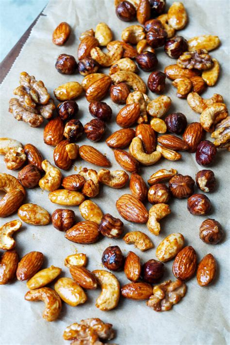 Geröstete Cashewkerne mit Honig auf Backpapier