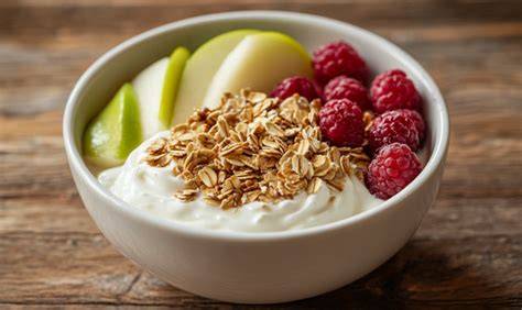 Geröstete Haferflocken als Müsli-Topping mit Früchten