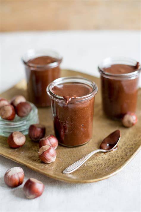 Geröstete Haselnüsse und Kokosöl für Nuss-Nougat-Creme