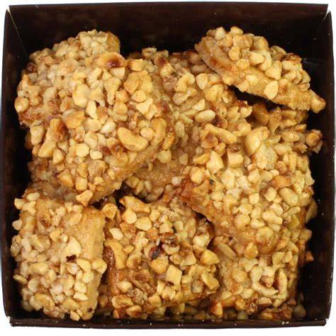 Geröstete Haselnüsse und Weihnachtsplätzchen auf rustikalem Brett