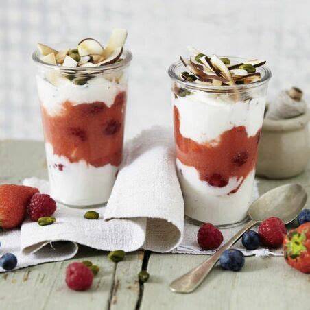 Geröstete Kokoschips und Beeren als Pudding-Topping