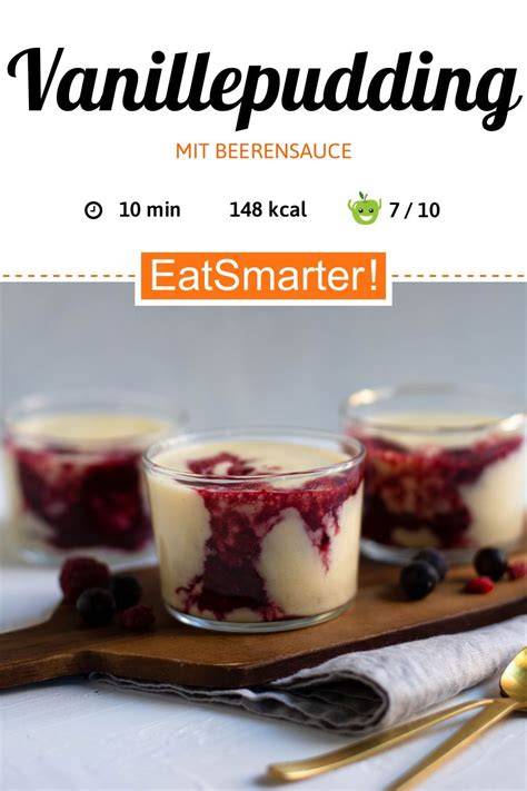 Geröstete Mandeln über Vanillepudding mit Beerensauce
