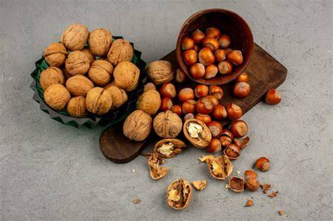 Geröstete Walnüsse und Haselnüsse neben Schokotafel