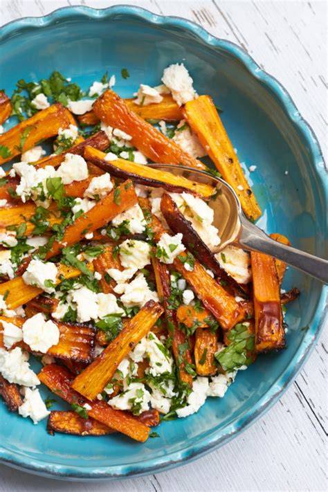 Gericht: Honig-Karotten mit Feta, Dips und Toppings in moderner Anrichtung