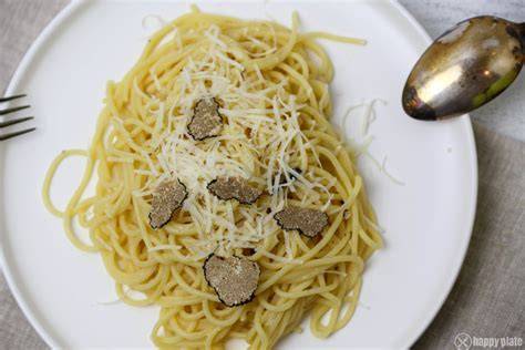 Gericht aus Pasta mit Trüffel und Parmesan