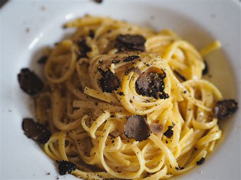 Gerichte mit Sommertrüffel: Pasta, Risotto und Eierspeisen mit frischen Trüffelhobeln