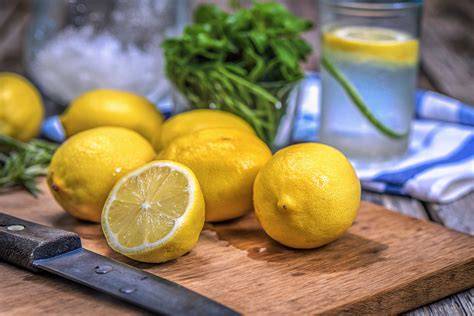 Geriebene Äpfel und Zitronen auf einem Brett