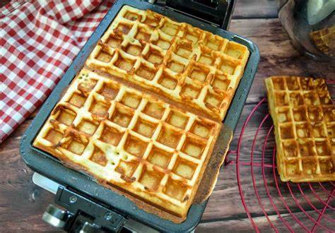 Geriebene Äpfel und frische Waffeln im Waffeleisen