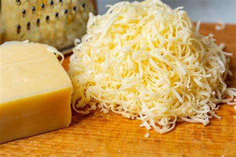 Geriebener Emmentaler auf einem Teller