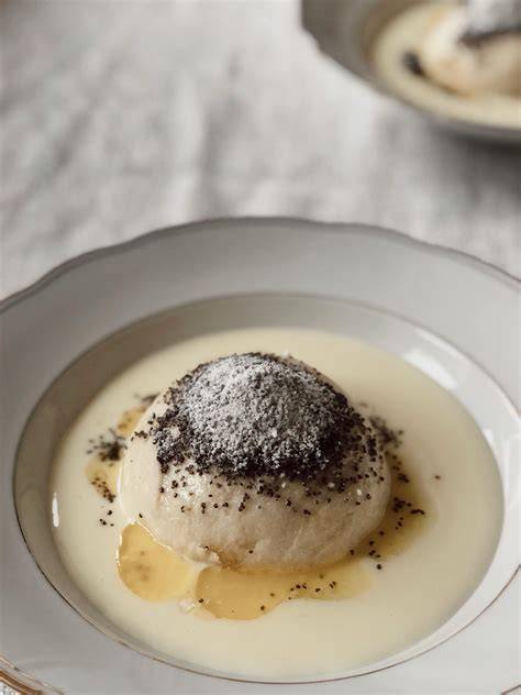 Germknödel angerichtet mit Vanillesauce und Mohn