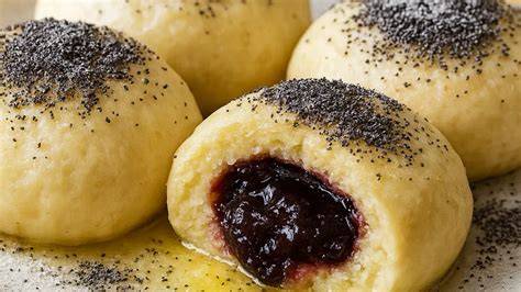 Germknödel mit Powidl und Mohn